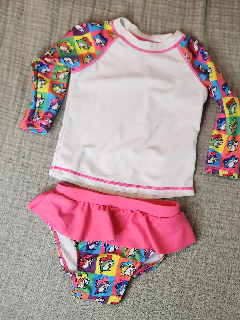 Buc-ee's Kids Two-Piece Rash Guard Swimsuit - White & Pink 18 Months